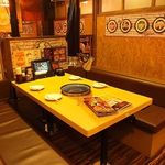 内装は落ち着いた茶色を基調にしております♪リラックスして当店の自慢のお肉を焼いてくださいませ☆
