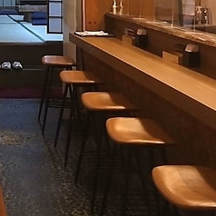 カウンター席はおひとり様でのサク飲みや2軒目利用にもぴったりです。深夜2時まで営業しており職人の技を眺めながら逸品をご堪能ください★