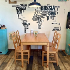 4名掛けテーブル席がございます。連結すれば最大10名様まで対応可能です。