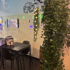 【2名様用テーブル】親しい知人や友人とのお食事に最適です。シンプルでスタイリッシュな雰囲気の中、美味しいお酒とお料理をどうぞ。Barのような大人の雰囲気ながら、居酒屋のリラックスした過ごし方で楽しんでいただけます。夜24時まで営業しているので、ご宴会の二次会などにも最適。気軽にお越しいただけます。