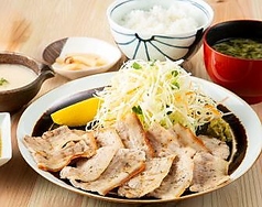 豚の炙り焼きと麦とろろ定食