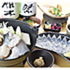 【山口下関のふぐ】ふぐ鍋（冬季限定）やふぐ刺し、ふぐ瓦焼きなどをご用意。☆日本酒にも相性抜群です！の写真