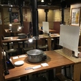 【焼肉エリア】焼台に吸煙のための上引きフードがあり、店内環境は快適です。ソファのお席もございます。