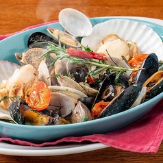 大人気の白ワイン蒸しは帆立、ムール貝、あさりの3種盛りだくさん！の写真