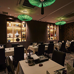 当店のテーブル席は、広々とした開放感のある上質な空間で、心地よいひとときをお過ごしいただけます。丁寧に選ばれた食材を使った料理が、美しい盛り付けで目の前に運ばれ、香りと共に食欲をそそります。気の合う友人との語らいや、家族との団欒にぴったりなこの席で、心温まるひとときをぜひお楽しみください。