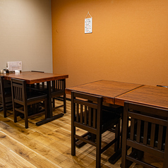 【宴会利用もOK】4名様でご利用いただけるテーブル席をご用意しております◎プライベートな飲み会や小規模の宴会にピッタリ♪