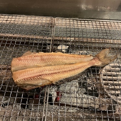 炭で焼く縞ほっけ