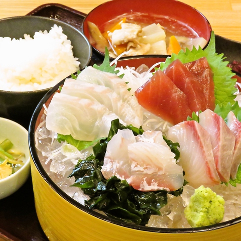 北陸直送の活魚が自慢！富山県の鮮魚と郷土料理・ご当地グルメ・地酒が味わえます！