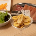 【待たずに乾杯！】定番のポテトサラダから変わり種のバナナチップスまで、即出しスピードメニューが充実◎