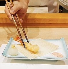 カウンター席で楽しむ季節ごとに変わる旬の天ぷらの写真