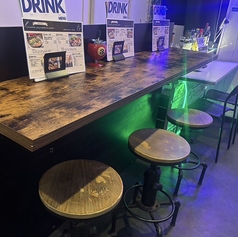 【カウンター×6席】お一人様のご来店も気軽な、サッと入れるカウンター席。夜のお酒やお食事はもちろん、ランチタイムにも最適です。週替わりのパスタランチやパン、サラダなどがセットになったプレートランチ。お得なランチドリンクのご提供もあり。早めに入れるカウンター席でお昼の時間をゆったりお過ごしください。