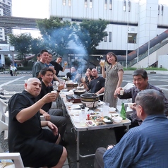 お酒・食材の持ち込み無料。自由にBBQをアレンジできます。ご家族、職場の仲間達と和気藹々とした飲み会をお楽しみいただけます。夜になっても施設の大型ライトがあるので、明るく食事を堪能できます。時間無制限、長時間のプランがあるので、普段なかなか話せない話まで話すことが出来て、絆が深まること間違いなしです☆