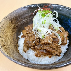 八丁味噌仕立て煮込みホルモン丼（ライスバー付き）