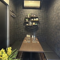 落ち着いて過ごせる半個室風テーブル席