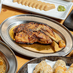 注文率100%！自慢の特製スパイスで味付けした骨付鳥！