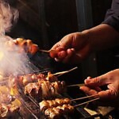 群馬特産・上州地鶏を炭火で。お得な串焼きの盛り合わせ