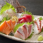 当店自慢の刺盛り990円（税込）独自の仕入れルートを持っており常に鮮度抜群の素材を提供いたします