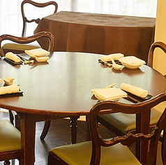 3～5名様でご利用いただけるテーブル席。友人や家族とのお食事など、少人数での集まりにお使いいただけます。