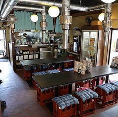 活気あふれる店内の雰囲気を間近で感じられるテーブル席です♪オープンキッチンに面しており、職人がお肉を捌く様子や調理の活気ある音を楽しみながらお食事ができます◎デートや気心の知れたご友人と、美味しいお肉を囲んで賑やかな時間をお過ごしください！