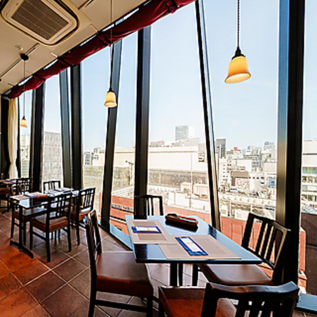 大きな窓からは、銀座の街を一望いただけます♪とくに、ディナータイムには夜景は◎