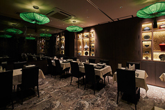 当店では、人数に合わせた個室をご用意し、プライベートな空間でお食事を楽しむことができます。落ち着いた雰囲気の中、厳選された食材を使用した料理を心ゆくまで堪能できるのが魅力です。美しい盛り付けと豊かな風味が、特別なひとときを演出します