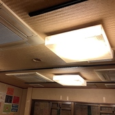 強力なエアコンが１階２階の客席にそれぞれ３基ずつついていますので、涼しくお食事できます！