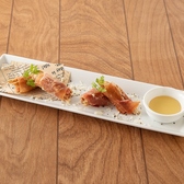 【女性も楽しみやすいお手頃なメニュー】一皿から手軽に楽しめるおつまみと種類豊富なビールにカクテル。タパスは「生ハムチュロス」「オリーブの盛り合わせ」「チーズの盛り合わせ」などからスナックまでビール片手につまめるお皿が豊富です。気軽に楽しめるカウンター席や女子でも入りやすいレトロな雰囲気漂う店内♪