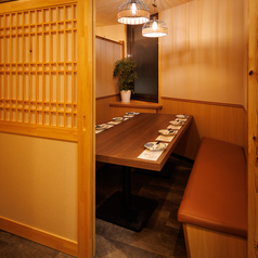 足元ゆったりの掘りごたつ個室で心ゆくまでお楽しみください。宴会コースは4500円～お値段別に多数ご用意。お席のみのご予約も大歓迎ですので、お気軽にお問い合わせください。