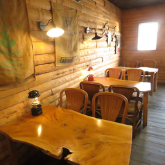 4名様掛けのテーブル席を3卓ご用意しております。