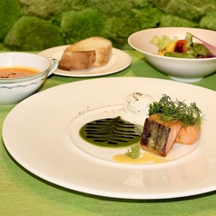 【期間限定】サーモンソテー春菊と竹炭ソース