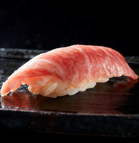 世界の食通たちを唸らせてきたSUSHI-B。美味しい鮨を食べ大切な人と過ごす特別な空間