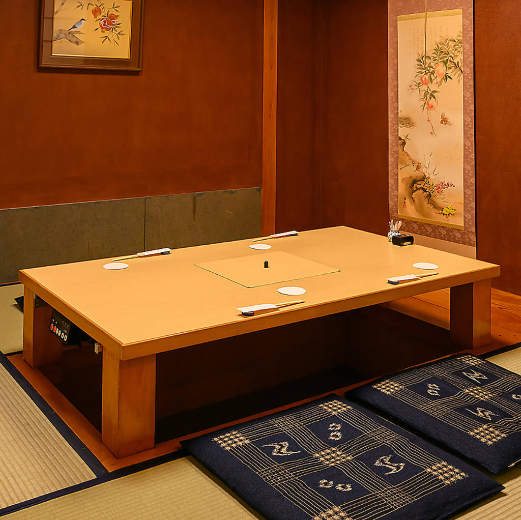 【個室や座敷も多数】情緒溢れる廊下を進めば、小上がりの和室が多数。記念日にも使えます。