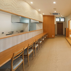 【カウンター席】お一人様でも大歓迎！臨場感あふれるカウンター席をご用意しております◎お気軽にご利用いただけるお席で、自慢の料理を存分にご堪能いただけます。