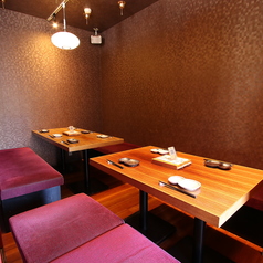 5名様から6名様の完全個室が1テーブル、7名様から最大10名様まで完全個室が1テーブルございます。ご友人との集まりからご家族や会社の方とのお食事に最適な完全個室テーブル席です。他のお客様を気にすることなく、ゆったりとお過ごしください。