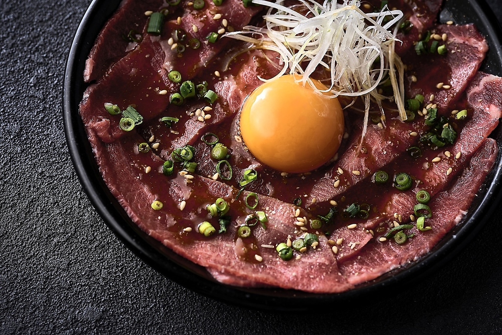 GENのユッケはオススメの逸品です。卵とからめてどうぞ。