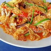 濃厚な旨みがたまらない！【渡り蟹カレー炒め】新鮮な渡り蟹を、卵と特製カレーペーストで炒めた、タイでも人気の高い一品です。カレーの風味と渡り蟹の濃厚な旨みが絶妙に絡み合い、ご飯が止まらない美味しさ。ふんわりとした卵が全体をまろやかに包み込み、一度食べたら忘れられない味わいです。