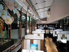 当店のテーブル席は、自然光が差し込む開放感あふれる空間で、心地よい時間をお過ごしいただけます。中華料理の美味を集めた名物コース料理は、彩り豊かな盛り付けと共に、選び抜かれた新鮮な食材を使用し、目と舌を楽しませることでしょう。友人や家族との楽しいひとときを演出し、特別な記念日やお祝いにも最適です。