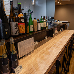 【仕事帰りのサク飲みに◎】お気軽にご利用いただけるカウンター席で、お好みのお酒を存分にお楽しみください。