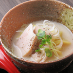 お酒はたっぷり楽しんだ後は、〆で決まり！どんぶりや麺類をご用意しております。甘いデザートも有♪