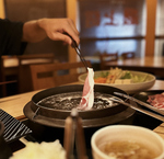 まずは鹿児島黒豚をさっと湯にくぐらせ出汁で頂く。