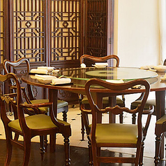 6～9名様用のテーブル席もございます。家族とのお食事やビジネスシーンでのご利用など、幅広い用途でご活用いただけます。