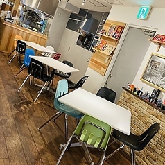 使い勝手の良いテーブル席はご友人との集まりやご家族でのご利用にも最適です。ランチ・ディナー問わず気軽にお越しください。