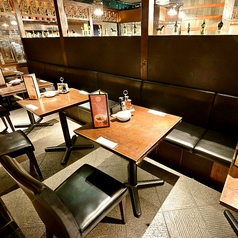 【2名様テーブル席】2名様でご利用いただけるテーブル席もございます。ご友人や同僚、ご家族など皆様でお越しください。前菜、一品料理、食事、デザート、コース料理など種類豊富なメニューをご用意しております☆