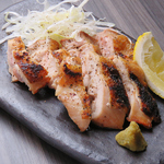 ガブッとかぶりついてほしい地鶏焼き。肉汁がジューシーで旨味が溢れ出します◎ビールとぜひどうぞ！