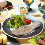 ドドーンとステーキ1枚がついた宴会コースが一番人気！