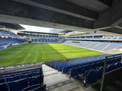 スタジアム席は2万席。イベントがない日は実際コートの目の前まで入れ、スタジアム内のそよ風を感じながらお食事をお楽しみいただけます。