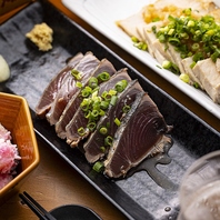 こだわりの高知県産の鰹のタタキをにんにく醤油で！
