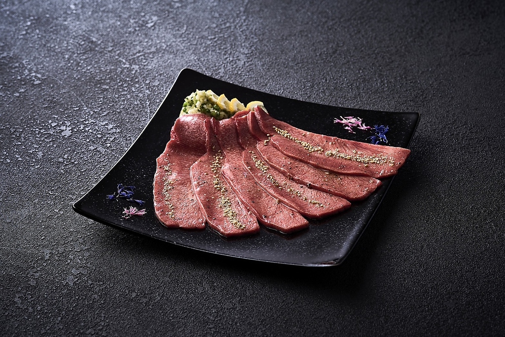 食べ応え抜群な伊達の長タン。レモンをしぼってお召し上がりください。