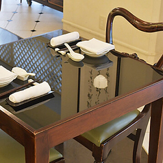 デートや友人と2人でのお食事に使いやすい、2名様でご利用いただけるテーブル席です。店内はブラウンを基調とした落ち着いた雰囲気で、ゆったりと寛ぎながら料理をお楽しみいただけます。