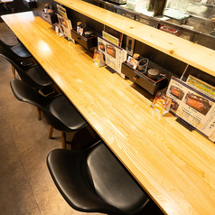 【2階】カウンター席が4席ございます。おひとり様や少人数でのご利用にぴったり。リーズナブルな価格で本格的な鰻を、観光やお仕事帰りに気軽にお楽しみください。